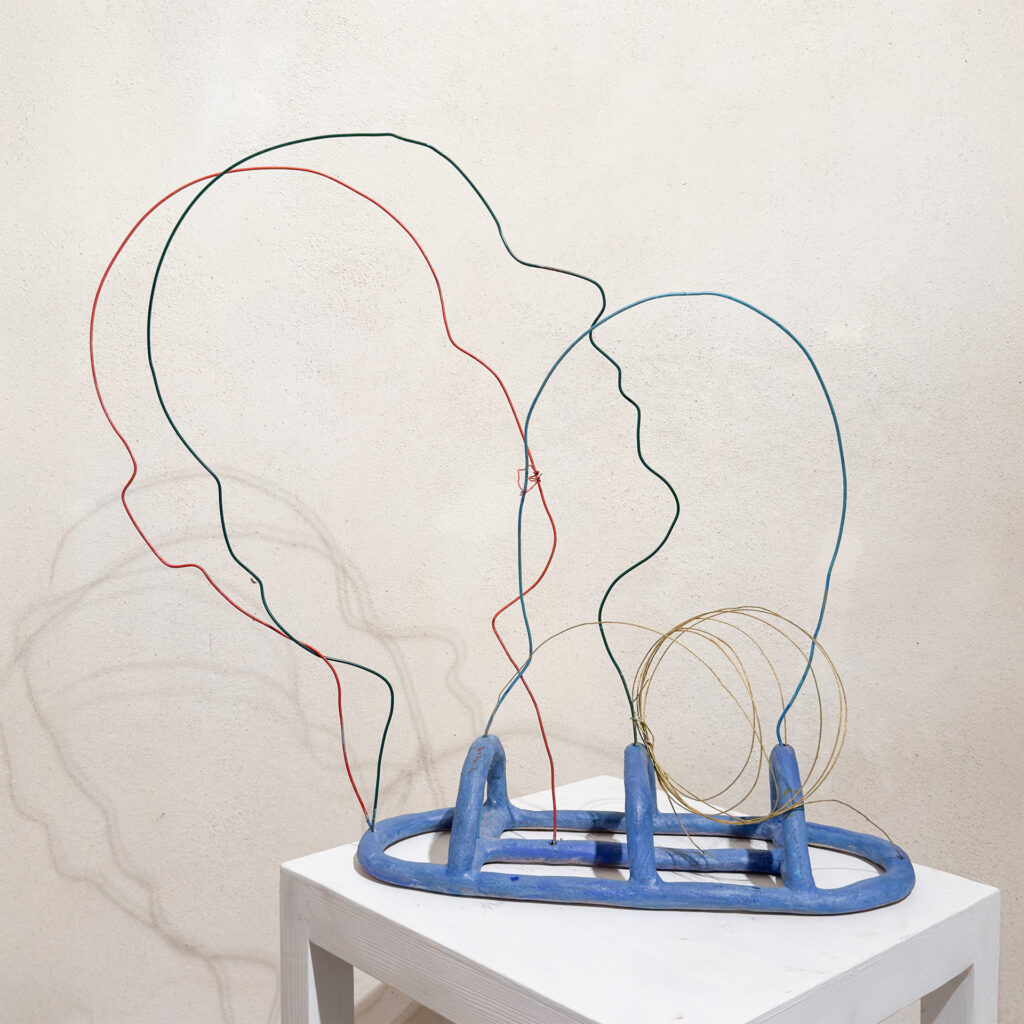 Jindra Viková - Z cyklu siluety, drát, keramika, 2020