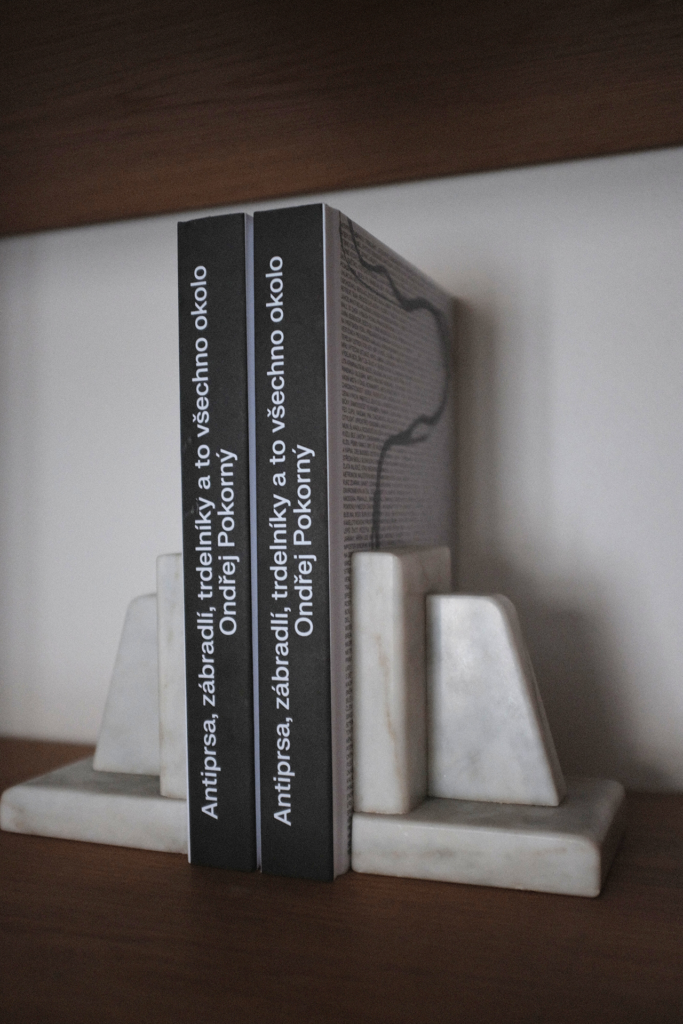 Pokorný - Kniha - Antiprsa, zábradlí, trdelníky a to všechno okolo