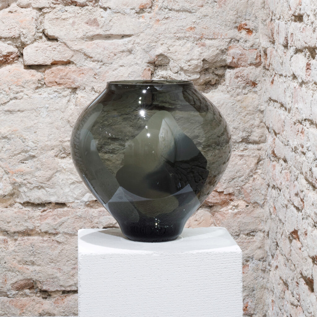 Byoungchan Yun - Moon jar Liquid Tension