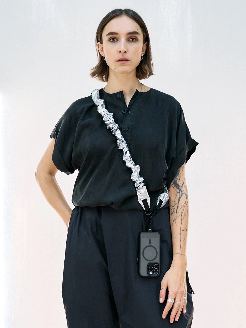 Segrasegra. - Scrunchie popruh na mobil stříbrný