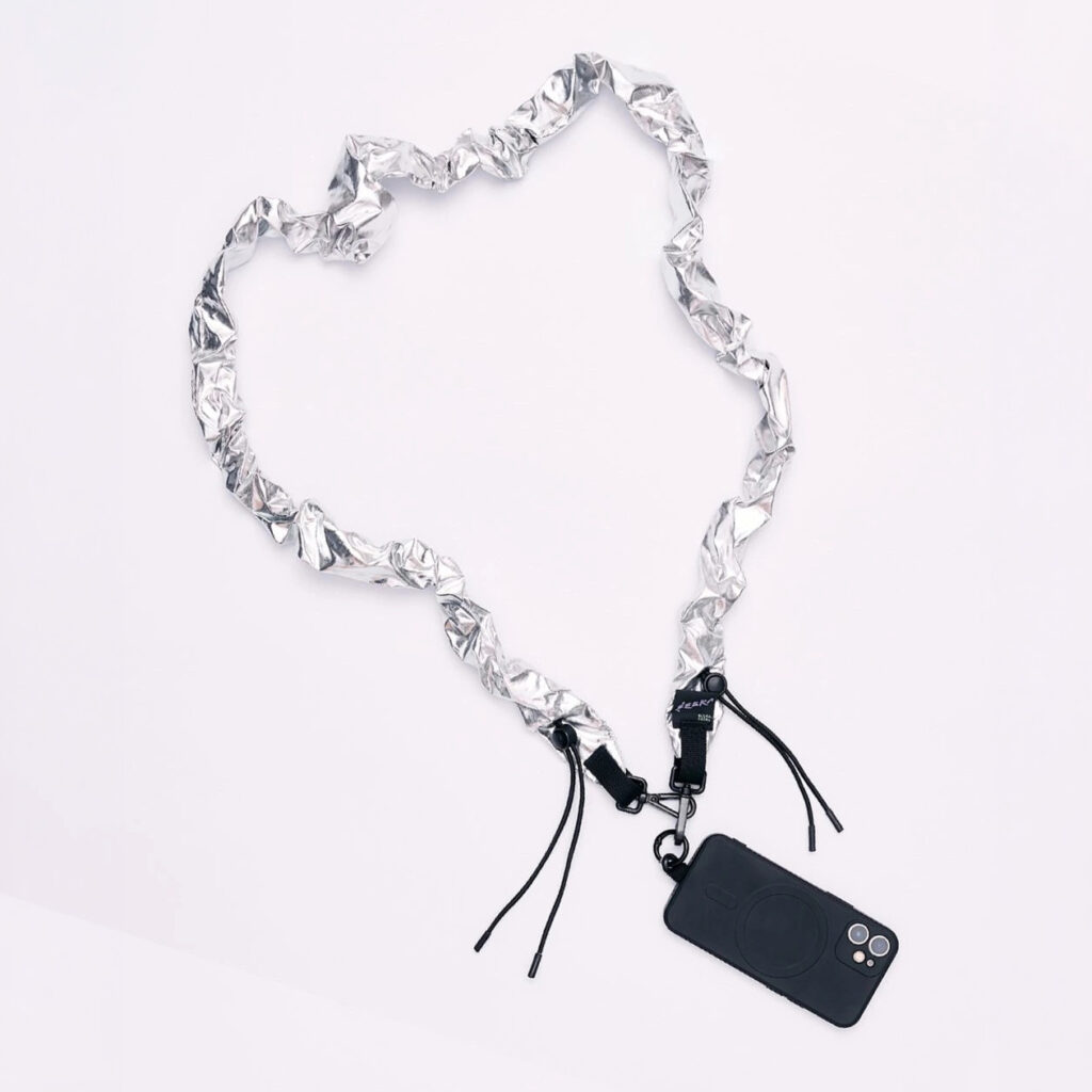 Segrasegra. - Scrunchie popruh na mobil stříbrný