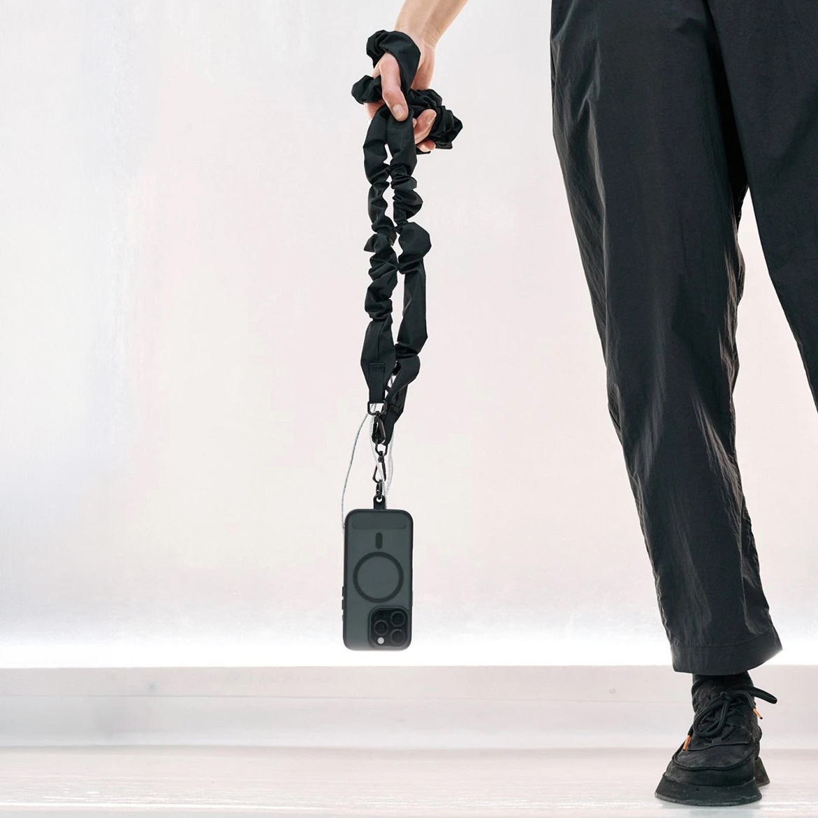 Segrasegra - Scrunchie popruh na mobil černo/stříbrný