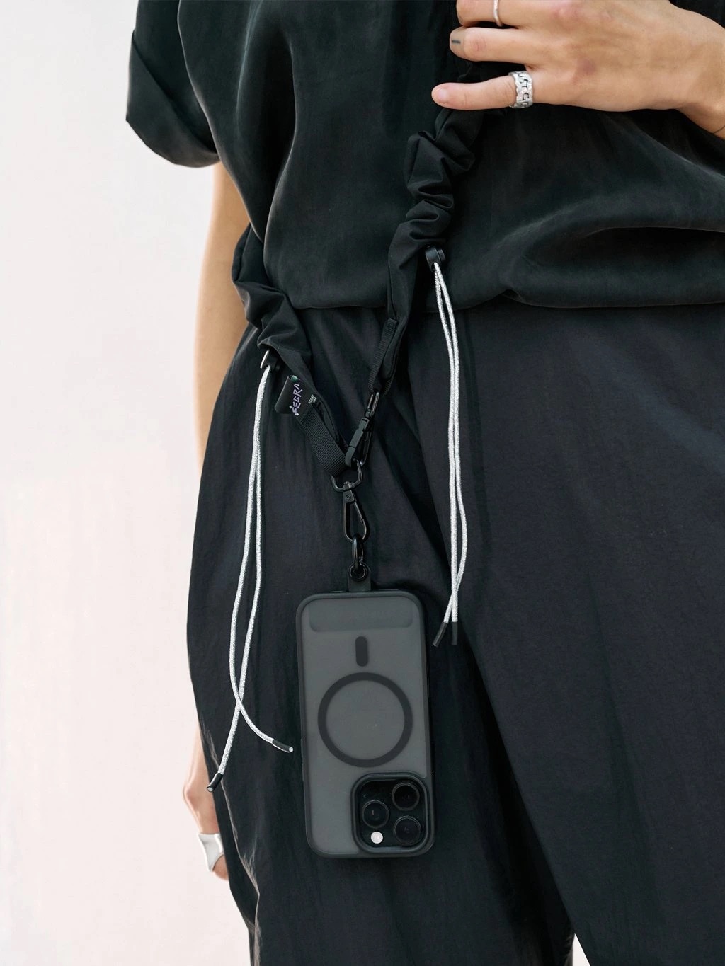 Segrasegra - Scrunchie popruh na mobil černo/stříbrný