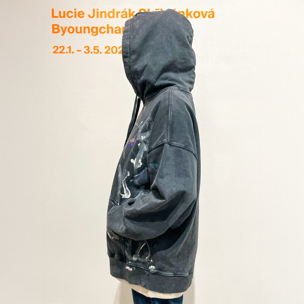 Lucie Jindrák Skřivánková - Mikina s kapucí šedá